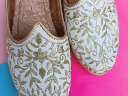 DESI COLOUR Men Embroidered Slip-On Ethnic Mojaris For Sale